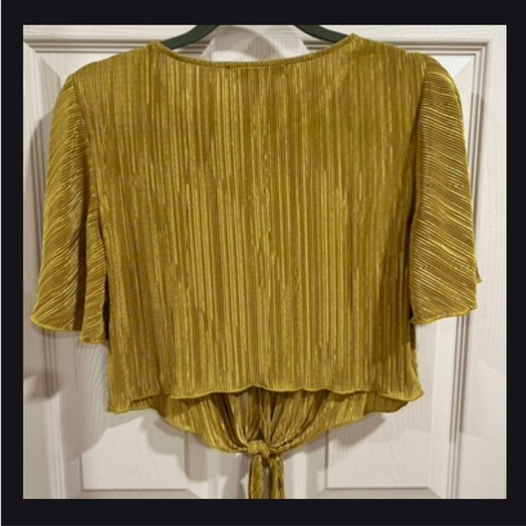 Forever 21 size large gold cropped short sleeve pullover top. - Picture 5 of 8